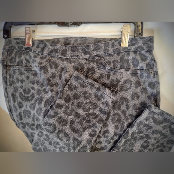HUE Pants - HUE Animal Print Jeggings, W's Medium, Gray & Black, Perfect Condition!